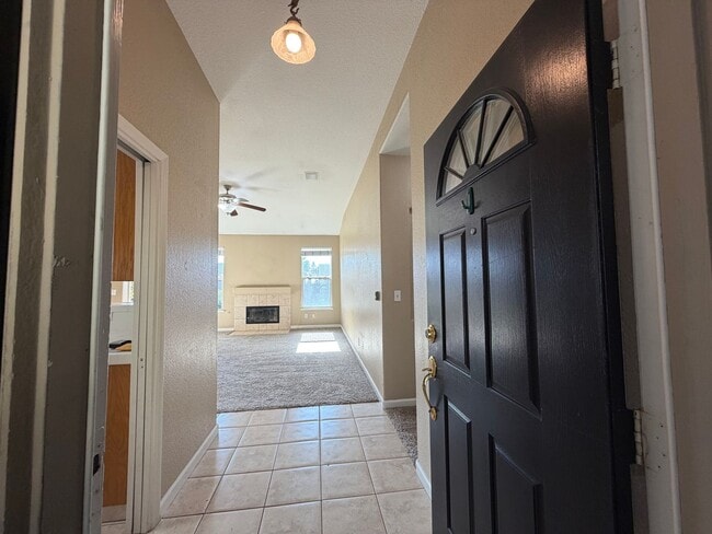 Building Photo - Single story home in Salida!