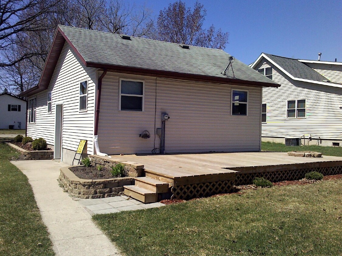 Attached deck - 622 Markley Avenue South