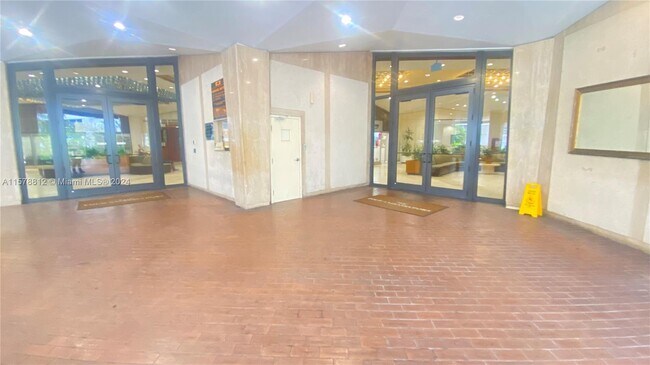 Building Photo - 999 Brickell Bay Dr