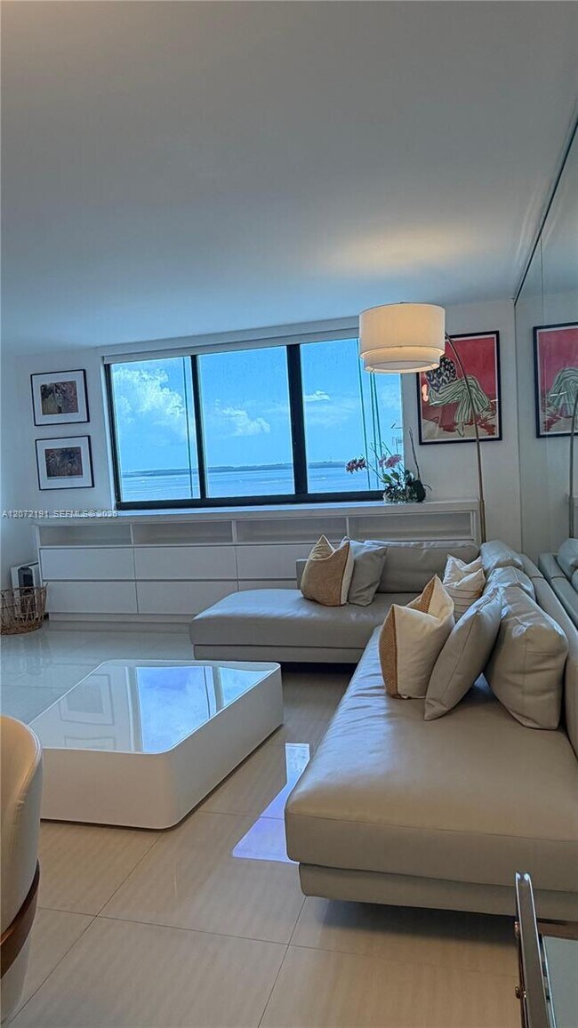 Foto del edificio - 540 Brickell Key Dr