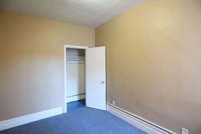 Foto del edificio - Spacious 3BR/1BA Full Floor Flat in North ...