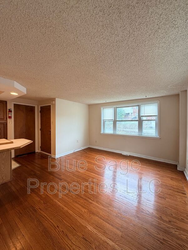 Foto del edificio - 4419 Rosemont Ave