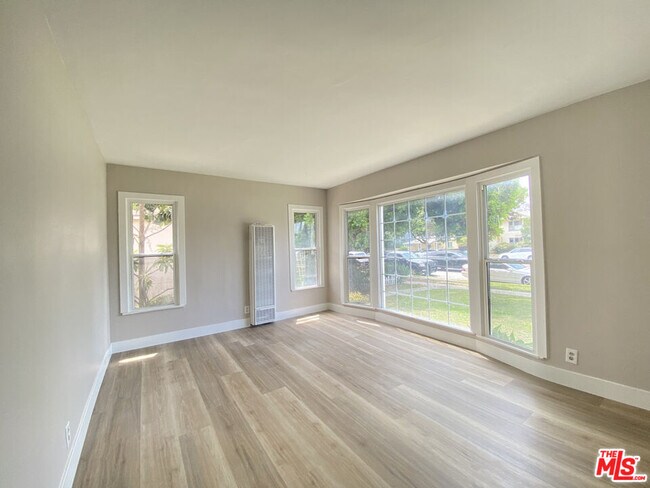 Foto del edificio - 2620 S Barrington Ave
