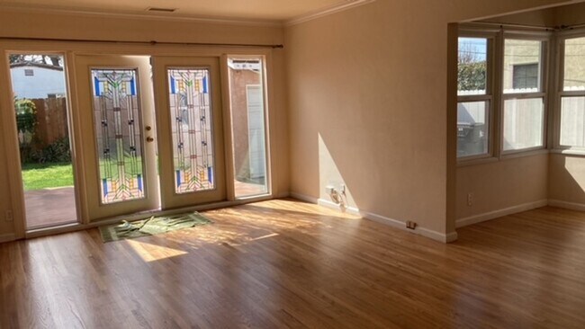 Building Photo - THIS COZY 3BR 2 BATH WITH JACUZZI INCLUDES...