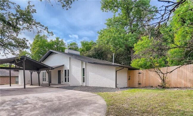 Building Photo - 6204 Shadow Valley Dr