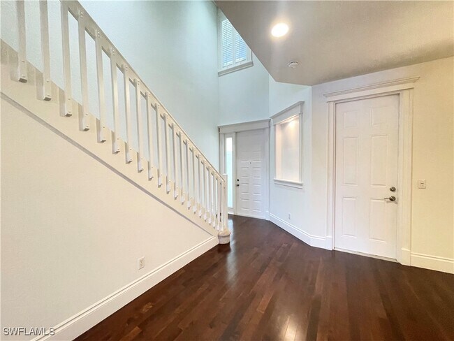 Building Photo - 1370 Mariposa Cir