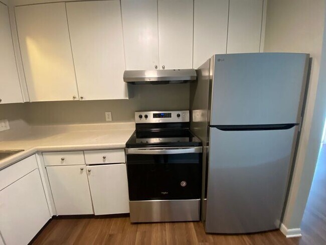 Foto del edificio - 2 Bedroom Unit was recently renovated. Liv...
