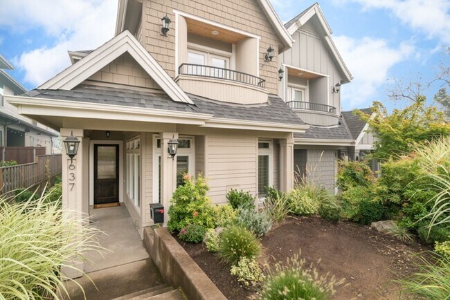 Foto del edificio - Luxury Townhome in the Heart of Lake Osweg...