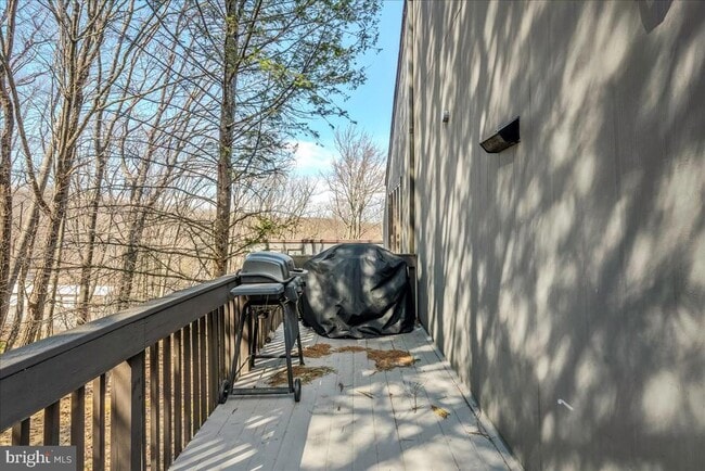 Building Photo - 31 Middle Village Way