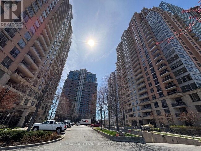Building Photo - 5233 Dundas St W
