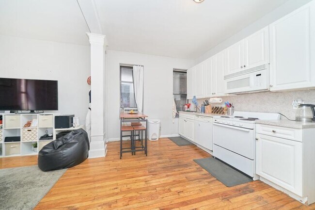Building Photo - 3 bedroom in NEW YORK NY 10018