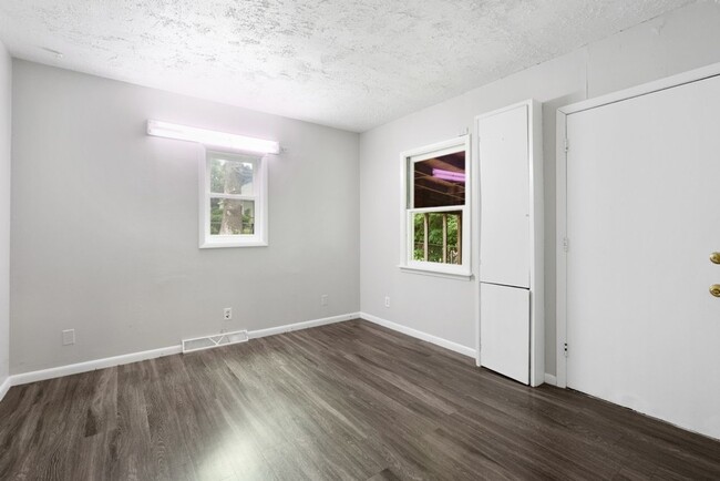 Building Photo - 1223 W 19th St