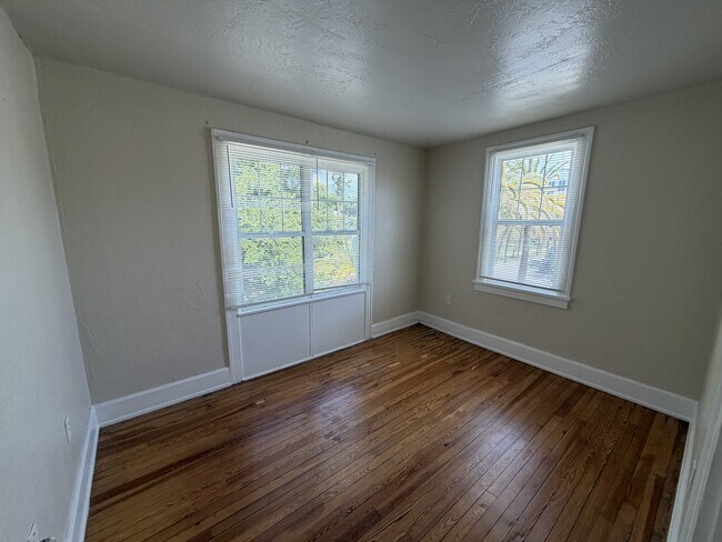 Building Photo - 1 Bed/1 Bath - Unit 12