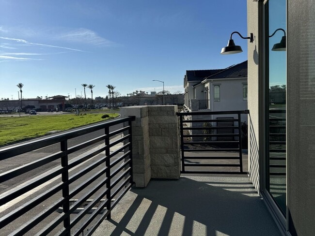 Building Photo - 546 W Mahogany Ln