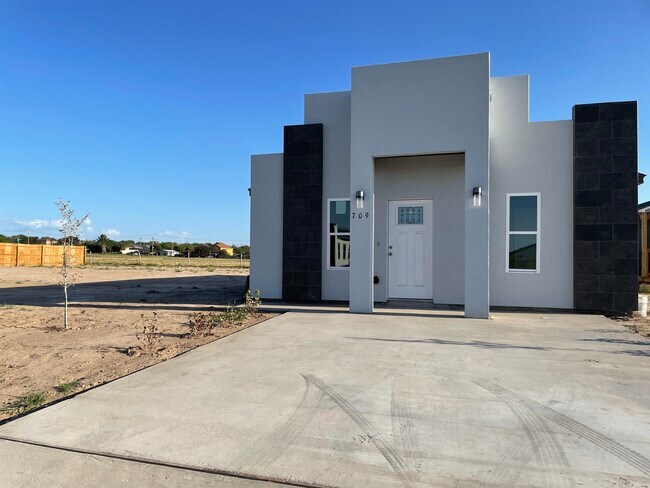 Foto del edificio - 709 Bluebeard Ct