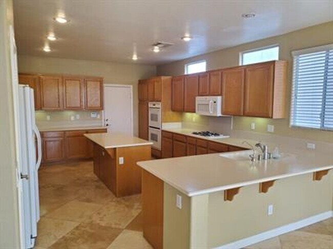 Building Photo - 5 Bedroom Henderson Home