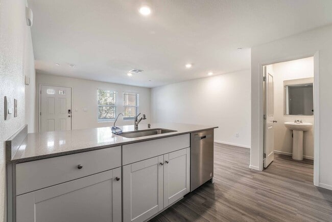 Building Photo - Stylish Townhome Living: Luxury and Comfort!