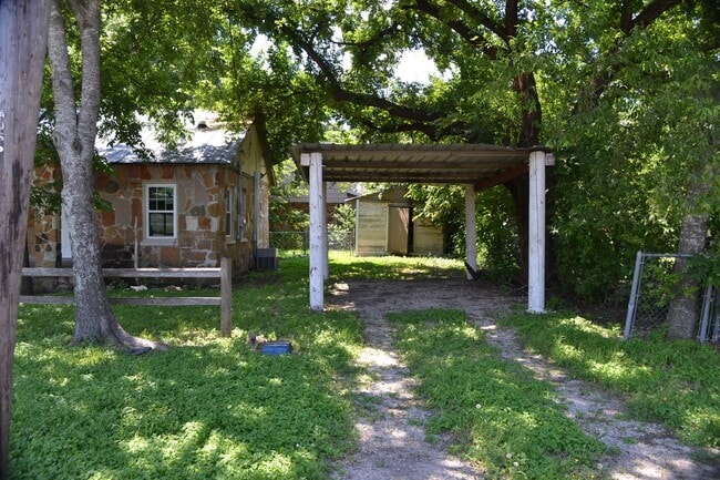 Building Photo - Charming 2 Bed/ 1 Bath Coming Soon!!!