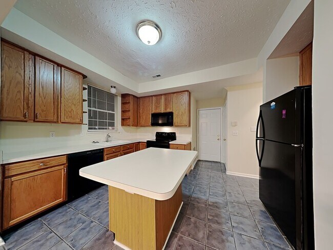 Building Photo - Charming 3 bed 2.5 bath with fenced in backyard!