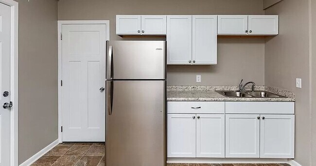 Building Photo - 2 Bedroom Home with large yard!