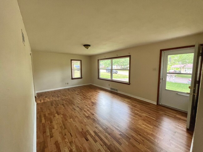 Building Photo - 2 Bedroom / 1 Bath House located in a Quie...