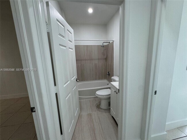 Foto del edificio - 6912 NW 179th St