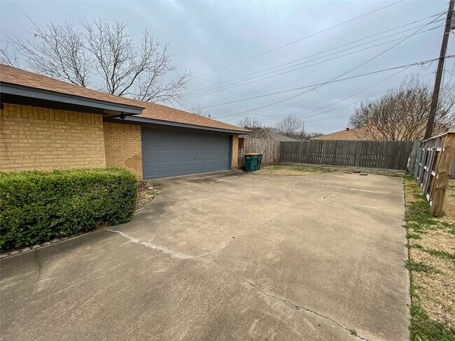 Building Photo - 1714 Crescent Dr