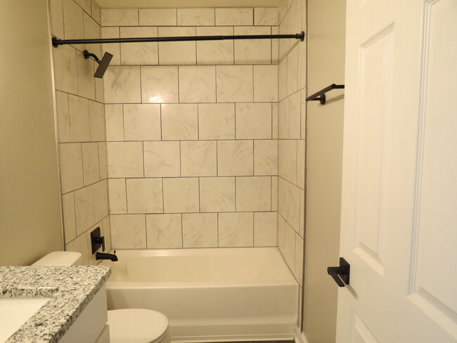 baño renovado - Deane Hill Apartments