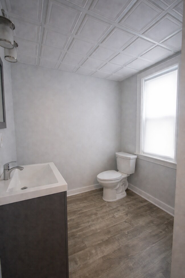 Medio baño y lavandería - 465 E High St