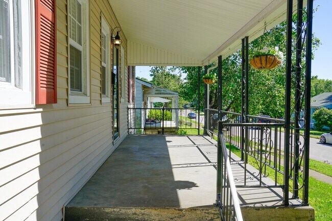 Front Porch 3 - 1403 Debow St
