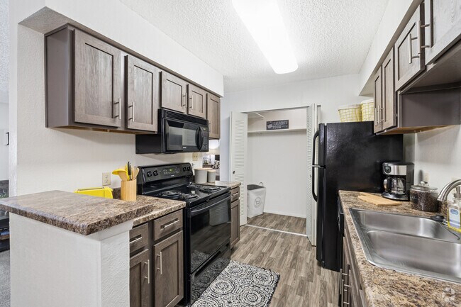 2 habitaciones, 2 baños - 940 pies cuadrados - Cocina - Cedar Glade Apts