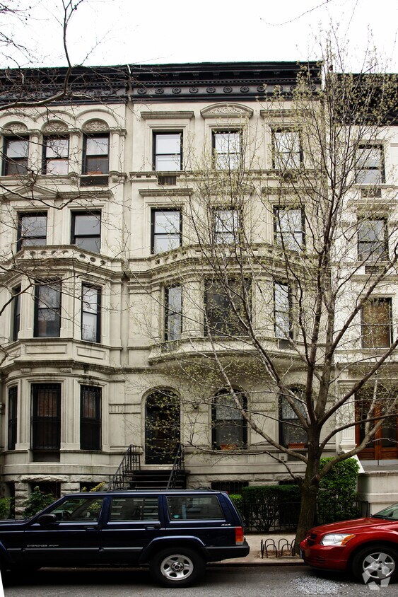 Building Photo - 38 W 76th St