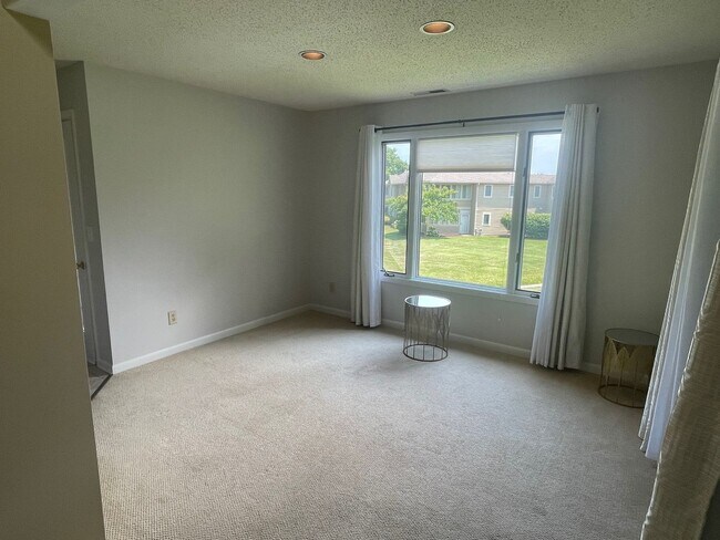 Building Photo - 2nd floor condo in Plantations West