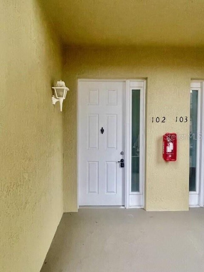 Building Photo - Lovely luxury condo in the gated community...