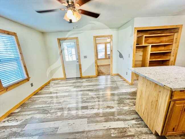 Building Photo - 721 E Ash St