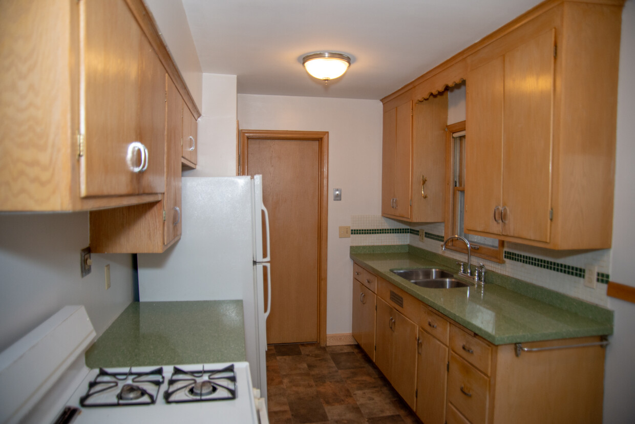 Galley kitchen with silestone countertops. - 1911 Talmage Ave SE