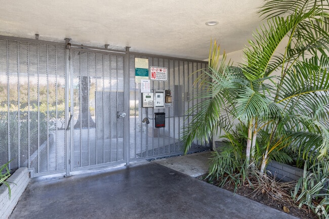 Puerta de seguridad - Crenshaw Manor