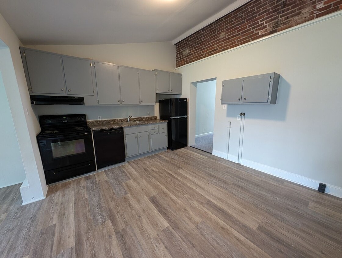 Foto principal - Large 2 Bed 1 Bath Townhome