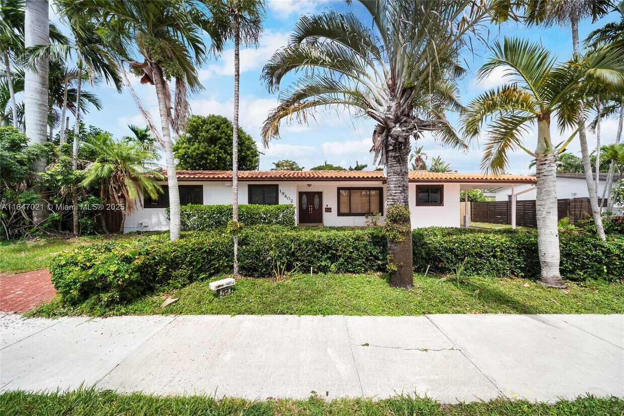 Foto principal - 19402 NE 19th Ct