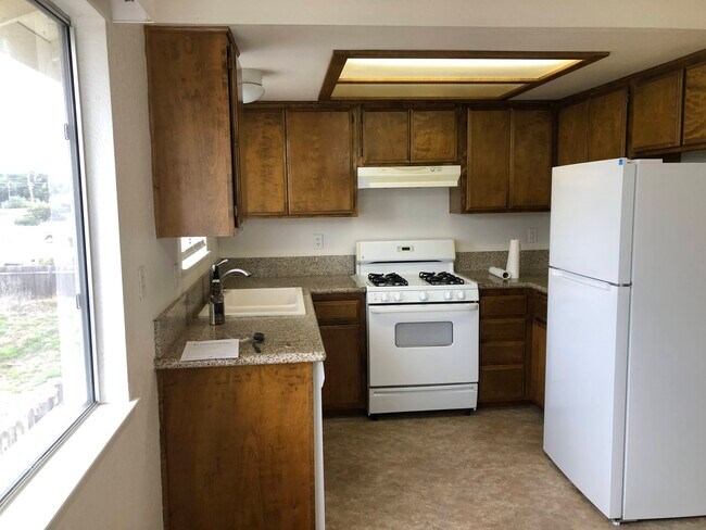 Kitchen, granite counters - 1354 Trouville Avenue