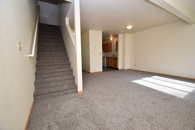 Foto del edificio - Townhouse-style End unit 3BD, 1.5 BA with attached garage