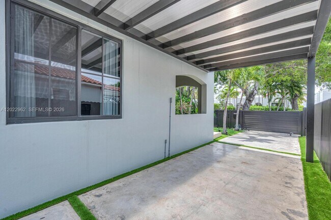 Foto del edificio - 1852 SW 10th St