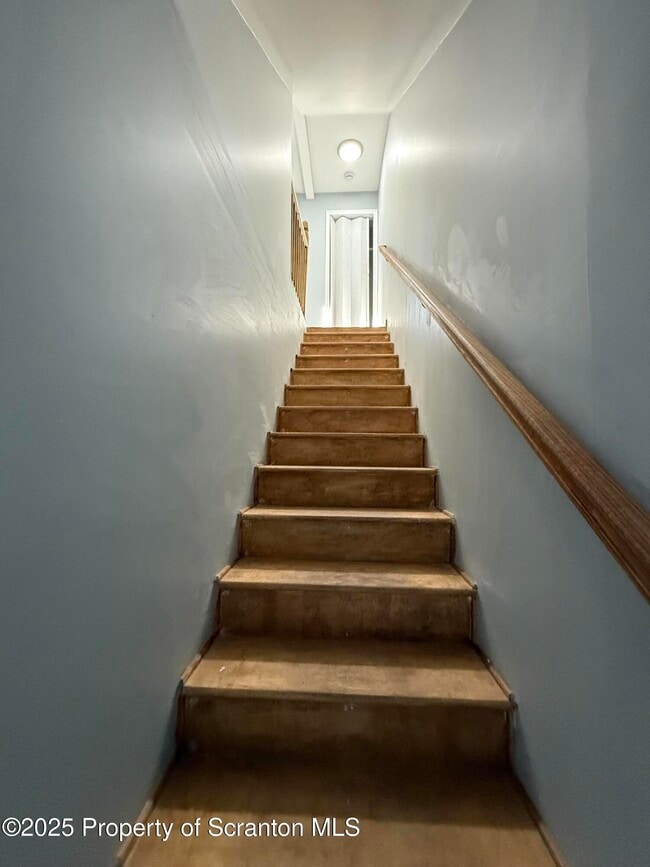 Building Photo - 319-319 E Elm St