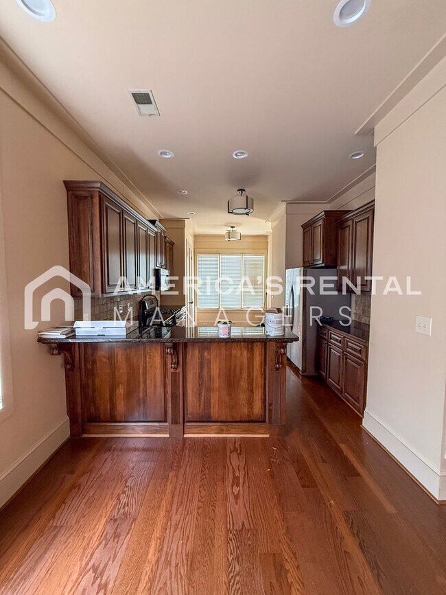 Foto del edificio - Elegant Townhome with Garage in Prime Hoov...