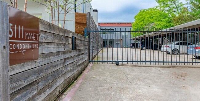 Building Photo - 5111 Manett St