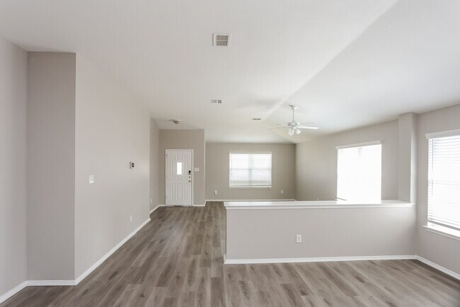 Building Photo - 914 Pryor Dr