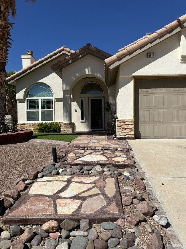 Foto del edificio - 5615 Burning Tree Dr