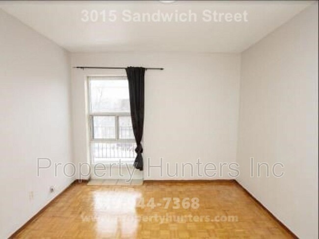 Building Photo - 3015 Sandwich St.