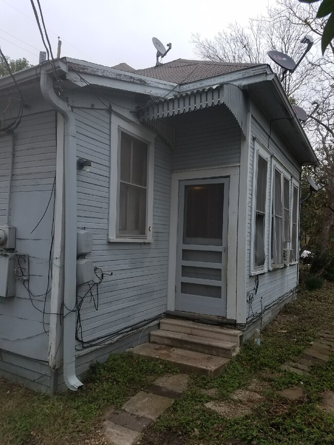 Building Photo - 319 N Doak St