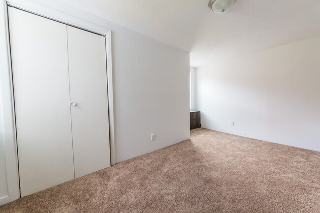 Building Photo - AVAILABLE JUNE - Gorgeous 5 Bedroom Home N...